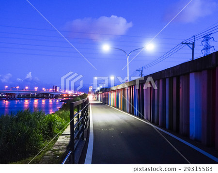 夕陽下的河岸 夕陽下的河岸 29315583