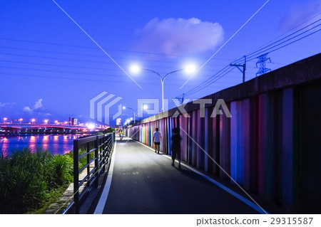 夕陽下的河岸 夕陽下的河岸 29315587