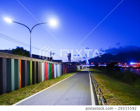 夕陽下的河岸 夕陽下的河岸 29315592