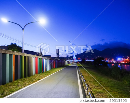 夕陽下的河岸 夕陽下的河岸 29315593