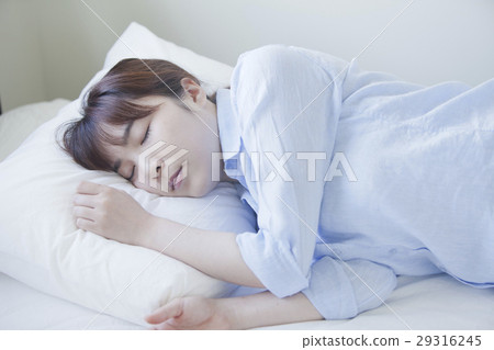 一個女人在睡覺 29316245