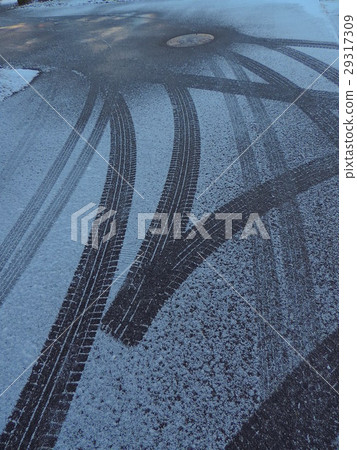 On the first snowy day, an interesting pattern appeared on the road. 29317309