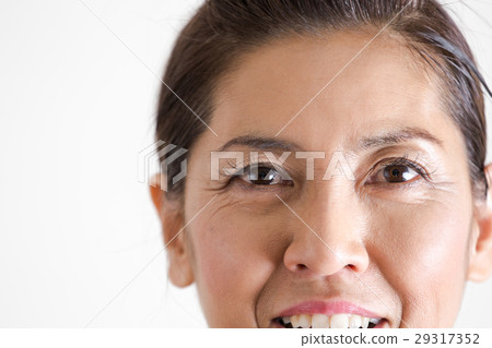 Middle female face up 29317352