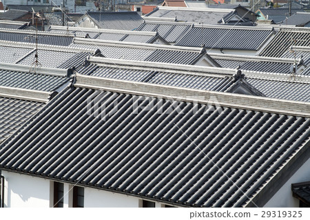 Yanai房子的屋頂在白色牆壁鎮 Yanai房子的屋頂在白色牆壁鎮 29319325