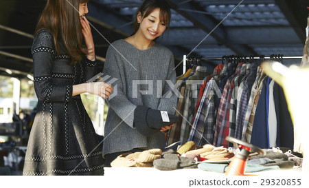 Women who enjoy flea market Women who enjoy flea market 29320855