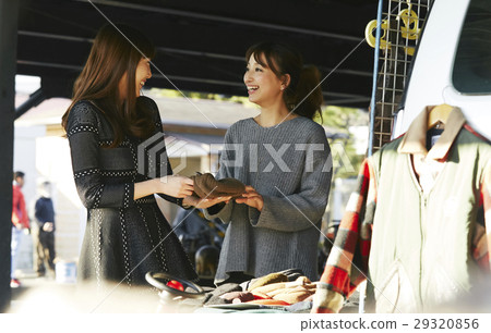 Women who enjoy flea market 29320856