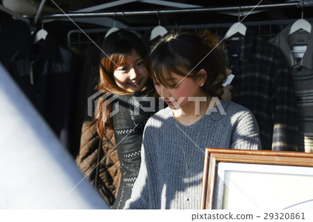 Women who enjoy flea market Women who enjoy flea market 29320861