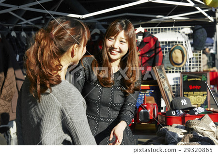 Women who enjoy flea market 29320865