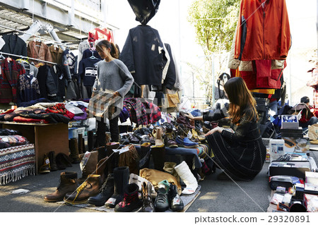 喜歡跳蚤市場的女性 喜歡跳蚤市場的女性 29320891