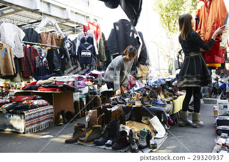 Women who enjoy flea market Women who enjoy flea market 29320937