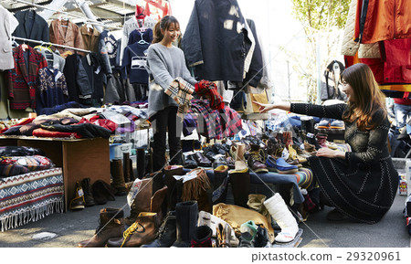 Women who enjoy flea market 29320961