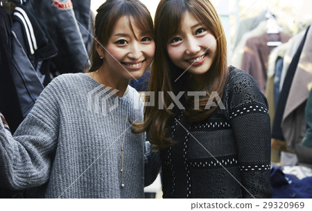 Women who enjoy flea market Women who enjoy flea market 29320969