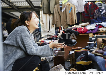 享受跳蚤市場的婦女 享受跳蚤市場的婦女 29320974