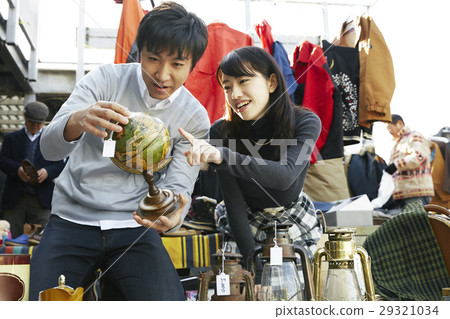 A couple enjoying a flea market 29321034