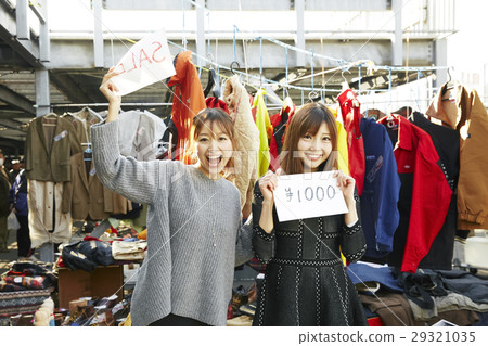 Women who enjoy flea market 29321035