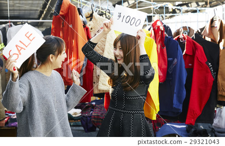 Women who enjoy flea market 29321043