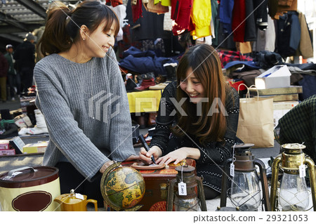 Women who enjoy flea market Women who enjoy flea market 29321053