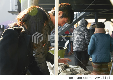 A couple enjoying a flea market 29321141