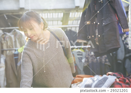 享受跳蚤市場的婦女 29321201