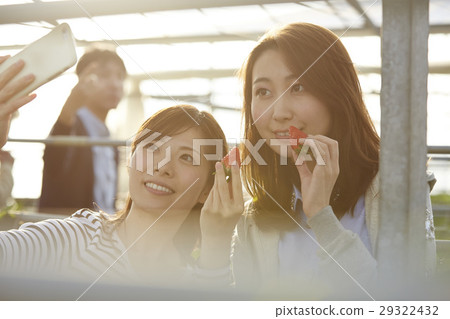 草莓狩獵婦女 草莓狩獵婦女 29322432