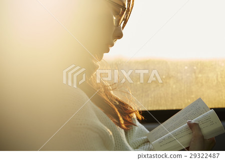 Woman Expressway Road to Read 29322487