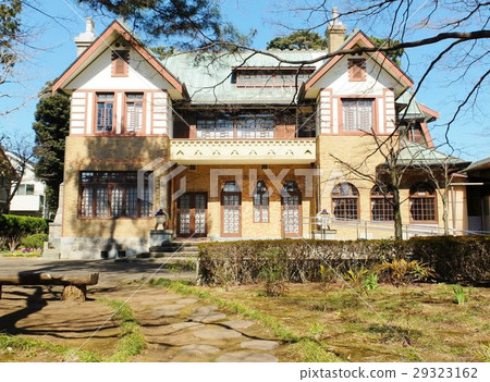 The Yamamoto Yuzo residence's veranda and the following garden 29323162