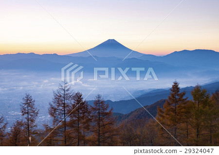 從阿瑪瑞山和N崎市的黎明看到的富士山 從阿瑪瑞山和N崎市的黎明看到的富士山 29324047