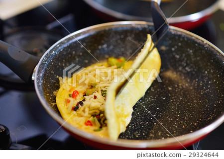 Man's hand holding an egg. White chicken egg. Chef 29324644