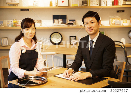 Cafe meeting Meeting worker tablet business photography cooperation: TENOHA DAIKANYAMA 29327427
