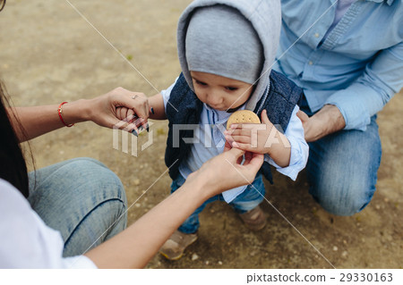 Happy young family with a little boy in nature 29330163