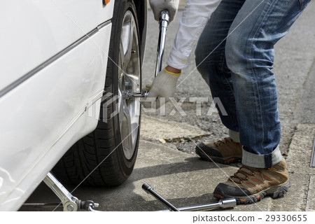 Tighten the wheel nut with a torque wrench 29330655