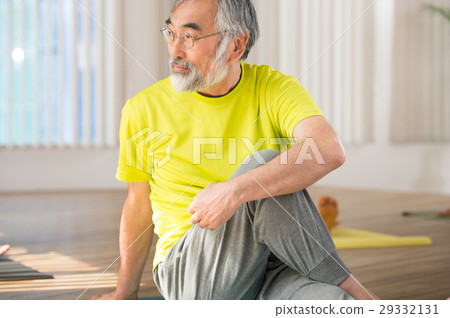 Seniors stretching Seniors stretching 29332131