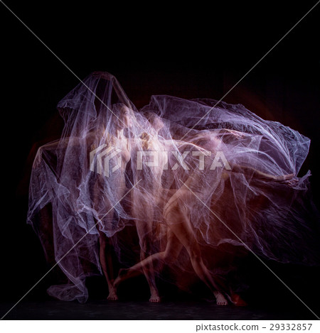The sensual and emotional dance of beautiful The sensual and emotional dance of beautiful 29332857