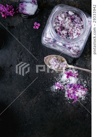 Lilac flowers in sugar Lilac flowers in sugar 29333942