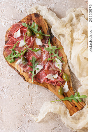 圖庫照片: beef carpaccio with capers 查看全部