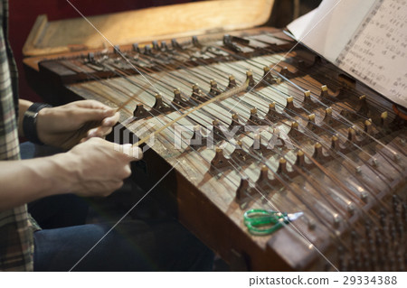 hands of musician playing dulcimer 29334388