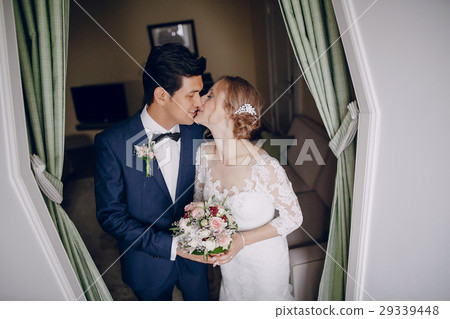 brides in door 29339448