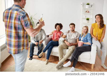 friends with popcorn and drinks talking at home 29341446