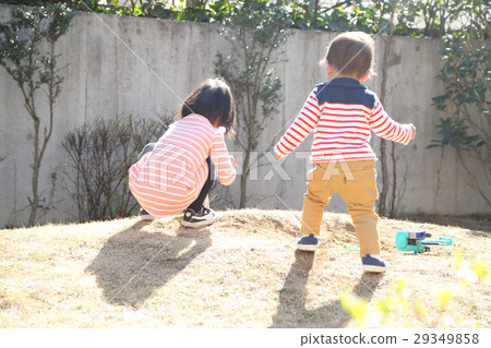 孩子們在公園裡玩 孩子們在公園裡玩 29349858