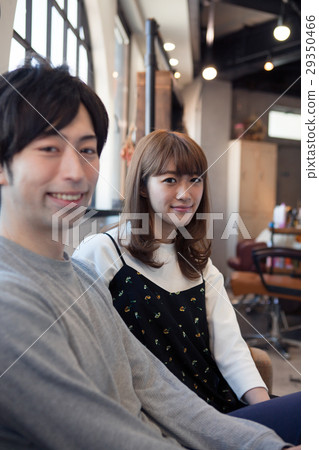 一對20歲的夫婦在等待理髮師放鬆 29350466