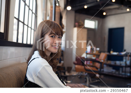 二十多歲的女性在美容院的候診室放鬆 29350467