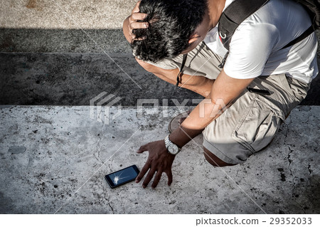 man grab a broken smartphone with crashed screen 29352033