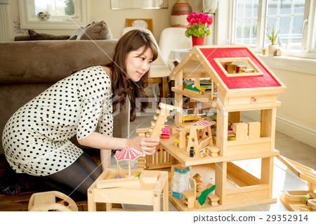 Women in early pregnancy Women in early pregnancy 29352914