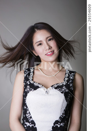 Women's portrait 29354609