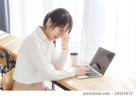 Female cafe 29355672