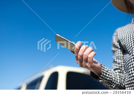 Smartphone car woman 29356439