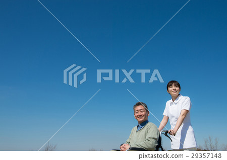 乘坐汽車和輪椅的一名資深男性 乘坐汽車和輪椅的一名資深男性 29357148