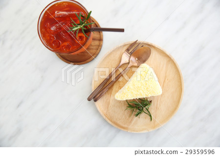 cheesecake japanese style with ice tea 29359596