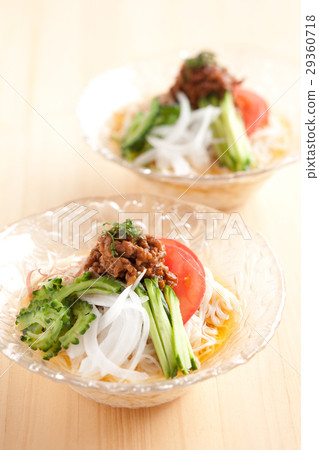Somen noodles with summer vegetables and meat miso sauce 29360718