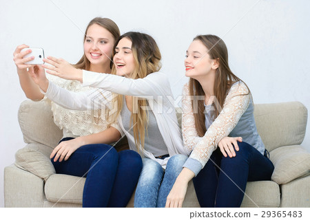 Three happy friends talking and drinking coffee 29365483